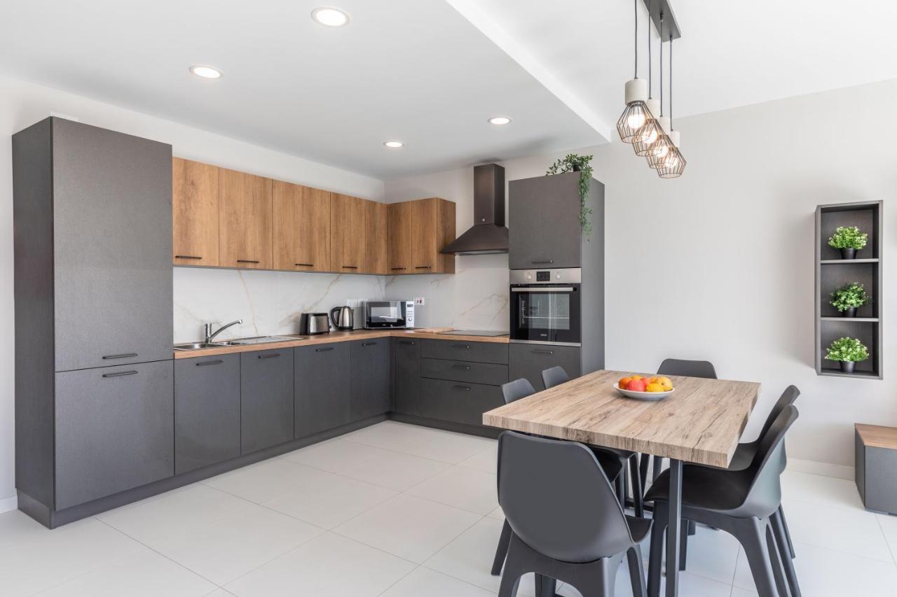 Unique Penthouse With Private Heated Jacuzzi, Close To Restaurants And Night Life Is-Swieqi Exterior photo