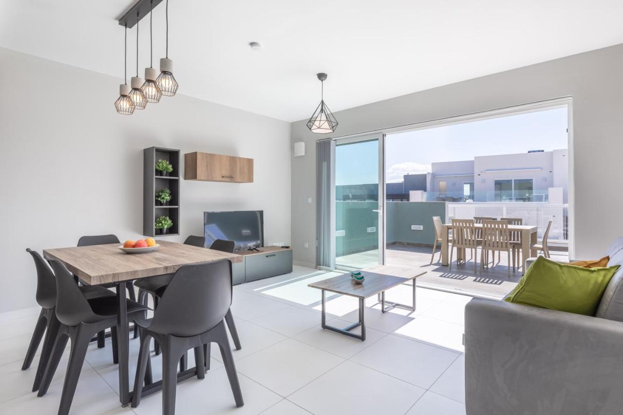 Unique Penthouse With Private Heated Jacuzzi, Close To Restaurants And Night Life Is-Swieqi Exterior photo